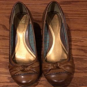 R2 brown leather wedge